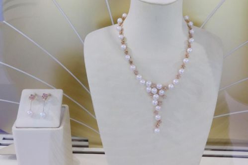 珠光閃耀 阮仕珍珠綻放首屆中國國際消費(fèi)品博覽會(huì)，引領(lǐng)珠寶首飾零售新風(fēng)尚