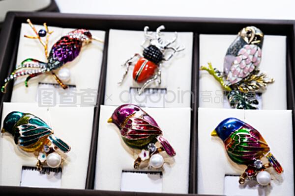 珠寶零售展示中的藝術(shù)魅力 不同鳥類形態(tài)胸針鑒賞